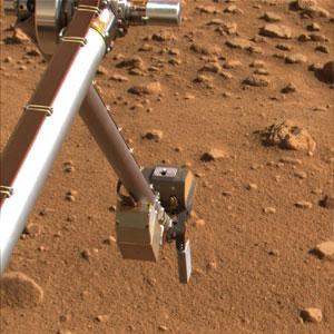 El brazo de la 'Phoenix' se prepara para recoger muestras en Marte. (Foto: NASA)