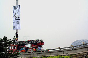 Una de las pancartas de los activistas. (Foto: AFP)