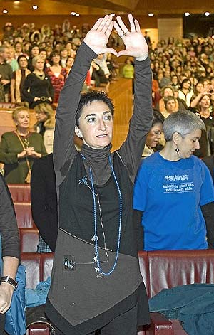 Beloki alza los brazos en un gesto feminista durante un congreso en 2006. (Foto: Mitxi)