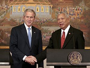 El primer ministro de Tailandia Samak Sundaravej y el presidente Bush. (Foto: EFE)