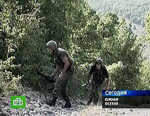 Dos soldados de Osetia del Sur toman posiciones cerca de la capital. (Foto: AP)
