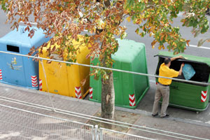 Un hombre deposita una bolsa de basura en un contenedor en San Sebastin. (Foto: Justy Garca Koch)