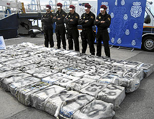 Agentes de la Polica tras intervenir los 2.500 kilos de droga.