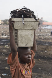 Los niños de las familias más pobres vienen del norte de Ghana y van a la ciudad a vender el 'material' recogido. (Foto: Kate Davison | Greenpeace)