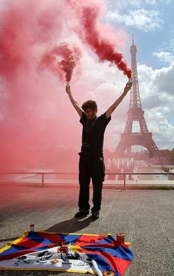 Uno de los paricipantes en la manifestación de París. (Foto: AFP)