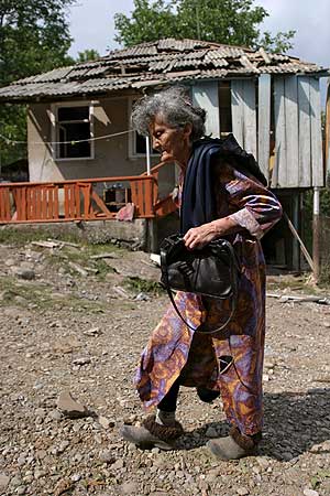 Una mujer abandona su caas derruida por las tropas georgianas en Dzhavaby (Osetia del Sur). (Foto: EFE)