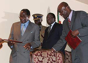 Robert Mugabe (izda), el lder opositor, Morgan Tsvangirai (c), y el lder de la faccin escindida del MDC, Mutambara. (Foto: EFE)