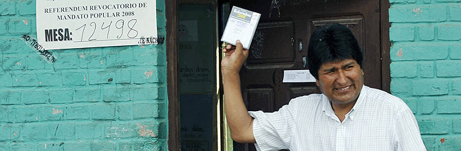 Evo Morales deposita su voto en Villa 24 de Septiembre. Ms imgenes. (Foto: Aizar Raldes/AFP)