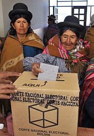 Una mujer indgena vota en Tiahuanako. (Foto: AFP)
