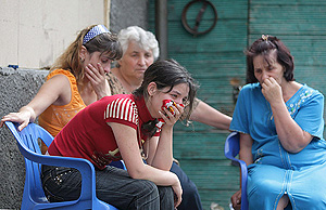 Mujeres de Osetia del Sur lloran al ver su pueblo destruido, cerca de Tskhinvali. (Foto: EFE)