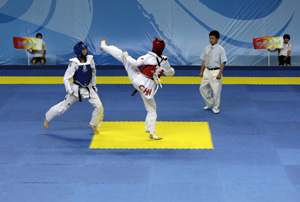 El juez observa un simulacin de combate de taekwondo para los juegos olmpicos, el 24 de julio. (Foto: David Gray)