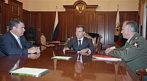 Medvedev, con el ministro de Defensa, Anatoli Serdiukov, y el jefe del Estado Mayor del Ejército ruso, Nikolai Makarov. (Foto: AP)