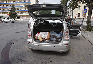 El cuerpo del periodista, en el maletero de un coche. (Foto: Reuters)