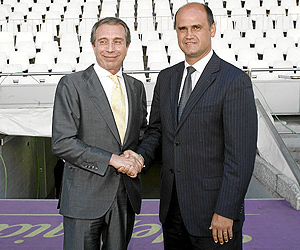 El presidente del Valencia, Vicente Soriano, y el vicepresidente deportivo de la entidad, Fernando Gmez Colomer. (Foto: Jos Cullar)