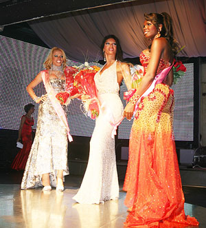 La ganadora y las dos damas de honor de Miss Transexual 2008. (Foto: Paolo Monzani)