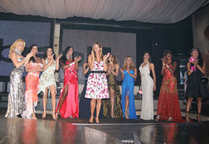 Las candidatas a Miss Transexual junto a la presentadora, Trini. (Foto: Paolo Monzani)