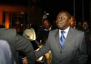 Tsvangirai, lder de la oposicin, en el momento de abandonar la reunin. (Foto: AFP)