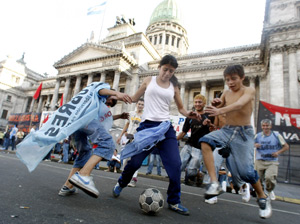 Manifestantes juegan al ftbol delante del Congreso en Buenos Aires durante unas de las cientos de protestas vividas este ao. (Foto: Reuters)