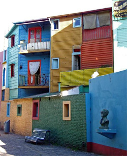 Antiguos 'conventillos' del barrio de La Boca. Hoy son un reclamo turstico.(Foto:Wikipedia Commons )