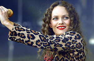 La cantante Vanessa Paradis y su estampado leopardo. (Foto: AFP)