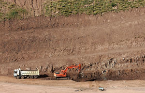 Obras en la presa de Castrovido, que segn la Confederacin Hidrogrfica del Duero, se mantiene la previsin de finalizarlas en la segunda mitad de 2010. (Foto: Santi Otero)
