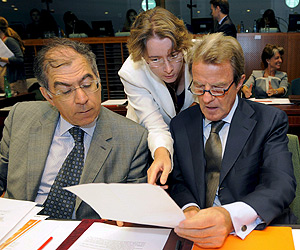 El ministro francs de Exteriores, Bernard Kouchner, durante la reunin. (Foto. EFE)