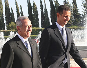 El presidente libans, Michel Sleiman, camina junto a su homlogo sirio, Bachar al Asad. (Foto: AFP)