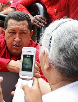 Una mujer toma una foto de Hugo Chvez. (Foto: AFP)
