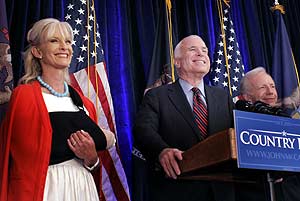 Cindy McCain, junto a su esposo, con el brazo en cabestrillo. (Foto: AFP)