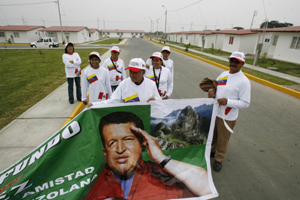 Un grupo de peruanos durante un desfile en honor de las casas donadas (Foto: Reuters).