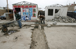 Un grupo de trabajadores reconstruyen las calles de Pisco (Foto: Reuters).