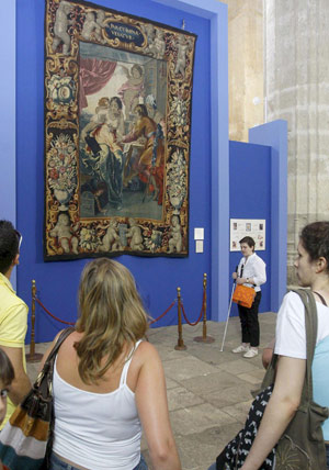 La invidente Andrea Domnguez conduce a los visitantes por la exposicin 'De Castrojeriz a Brujas'. (Foto: EFE)