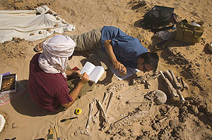 El bioarquelogo Chris Stojanowski revisa el esqueleto de una mujer encontrado en la zona. (Foto: REUTERS)