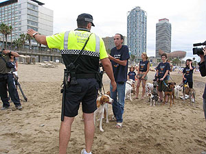 Un polica local desaloja a los voluntarios y sus perros en Barcelona. (Foto: El Refugio)