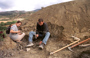 Los paleontólogos, trabajando en el yacimiento. (Foto: El Mundo)