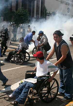 Varios discapacitados, en medio de los disturbios de Santa Cruz. (Foto: EFE)