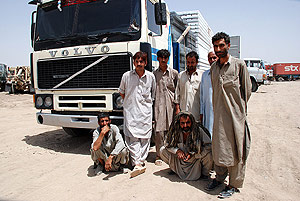 Camioneros afganos y pakistanes en Kandahar, que transportan material para las tropas internacionales. (Foto: M. Bernab)