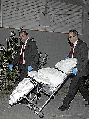 Momento en el que retiraban el cuerpo de una mujer apualada en Madrid en 2007. (Foto: Paco Toledo)