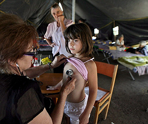 Una nia es atendida por una mdico en un campo de refugiados de Tiflis. (Foto: EFE)