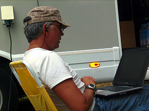 El periodista, con su ordenador en el camping.