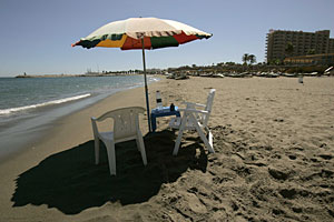 La playa de Torremolinos, tras ser evacuada este domingo. (Foto: REUTERS)
