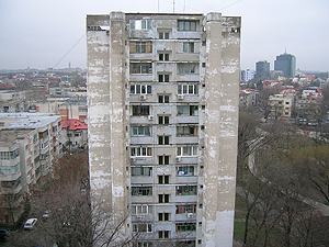 Vista de un edificio medio en ruinas en el propio Bucarest. (Foto: Rubn Gonzlez)