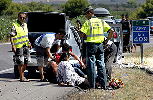 Varias personas atienden a los heridos en el accidente de Oropesa. (Foto: EFE)