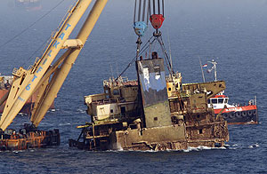 Rescate del buque hundido 'New Flame', que desde agosto de 2007 ha estado encallado en aguas de la Baha de Algeciras (Cadiz), administradas por Gibraltar. (Foto: EFE)