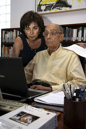 El autor, con su esposa y traductora, Pilar del Ro, en su casa de Lanzarote. (Foto: EFE)