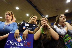 Jvenes seguidoras de Obama escuchan el discurso del candidato demcrata. (Foto: Getty Images).