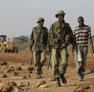 Policas kenianos patruyan por una carretera (Foto:REUTERS).
