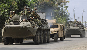 Soldados rusos avanzan por la zona oeste de Georgia. (Foto: AP)