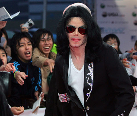 Un grupo de fans aclaman a Michael Jackson en Tokio. (Foto: REUTERS)
