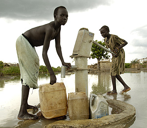 Unos nios sacan agua de un pozo sumergido tras las fuertes llluvias en Sudn. (Foto: AFP)